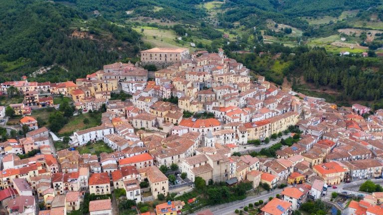 Il borgo di Calvello visto dall’alto, con i tetti rossi e il Castello in cima al colle
