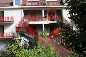 Le scale esterne e i balconi del B&B Lucantò