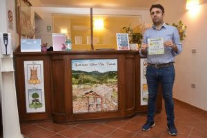 L'accoglienza del BioAgriturismo Sant'Elia con la mattonella dipinta