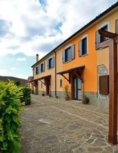 Il cortile in pietra del BioAgriturismo Sant'Elia