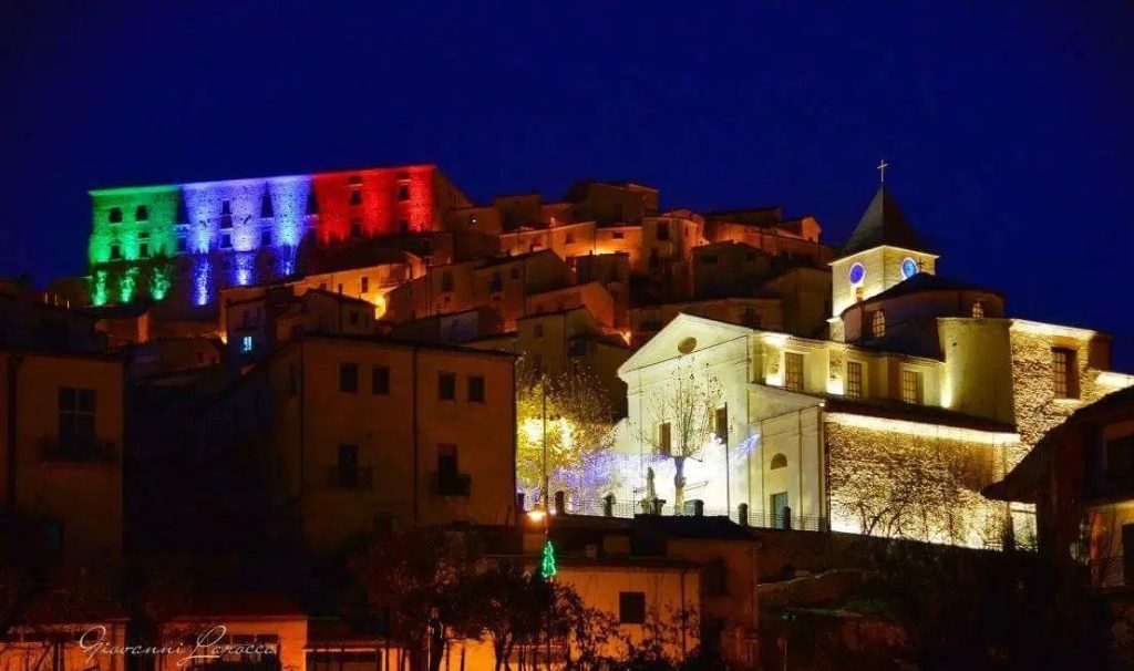Il Castello Carafa-Ruffo di Calvello illuminato di notte