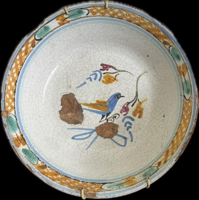 Piatto dei primi dell’Ottocento con l’uccellino tra fiori e foglie