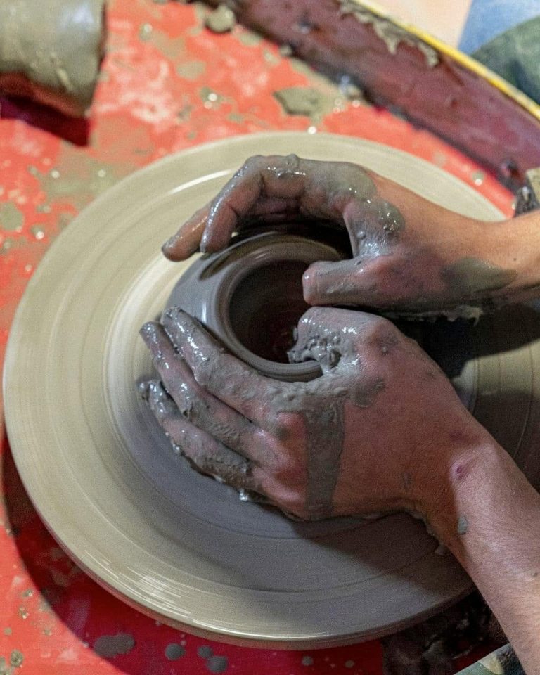 Mani che modellano l’argilla al tornio
