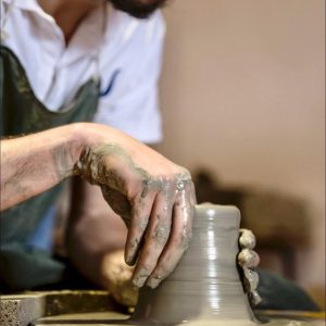 Vaso in argilla che prende forma al tornio