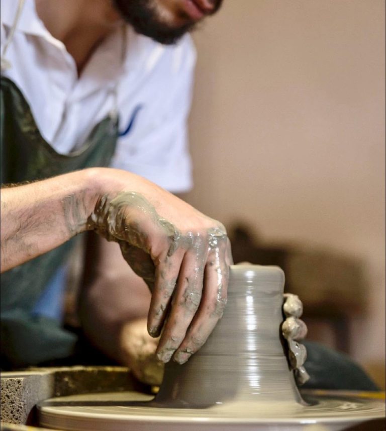 Vaso in argilla che prende forma al tornio