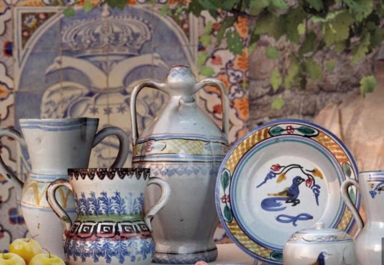 Ceramiche tradizionali di Calvello con il piatto dell’uccellino blu
