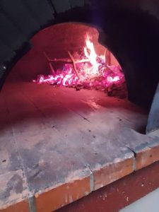 Il forno a legna acceso della Trattoria Al Vecchio Mulino