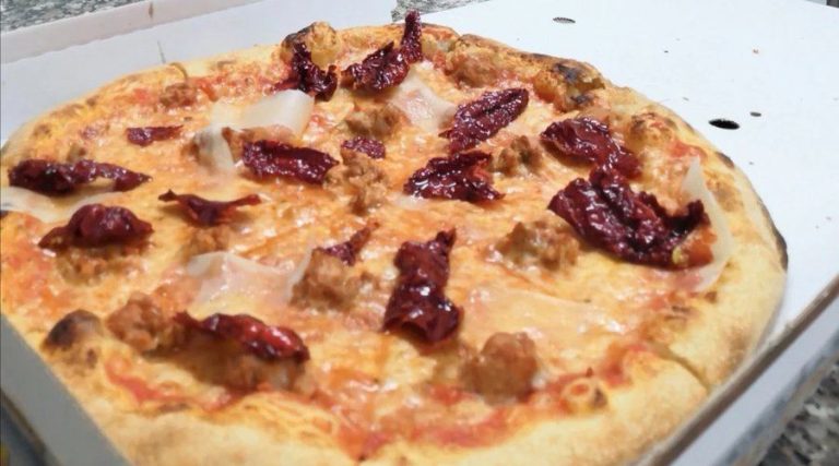 Pizza con salsiccia, peperoni cruschi e scaglie di formaggio del Bar Pizzeria Arcobaleno