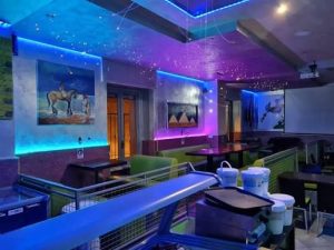 La sala del Bar Pizzeria Arcobaleno con i quadri alle pareti