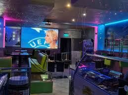 La sala del Bar Pizzeria Arcobaleno con il maxischermo