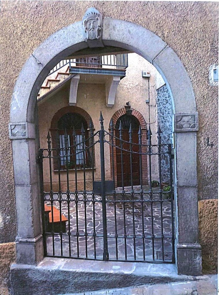Portale in pietra con mascherone scolpito, uno dei Portali Parlanti di Calvello