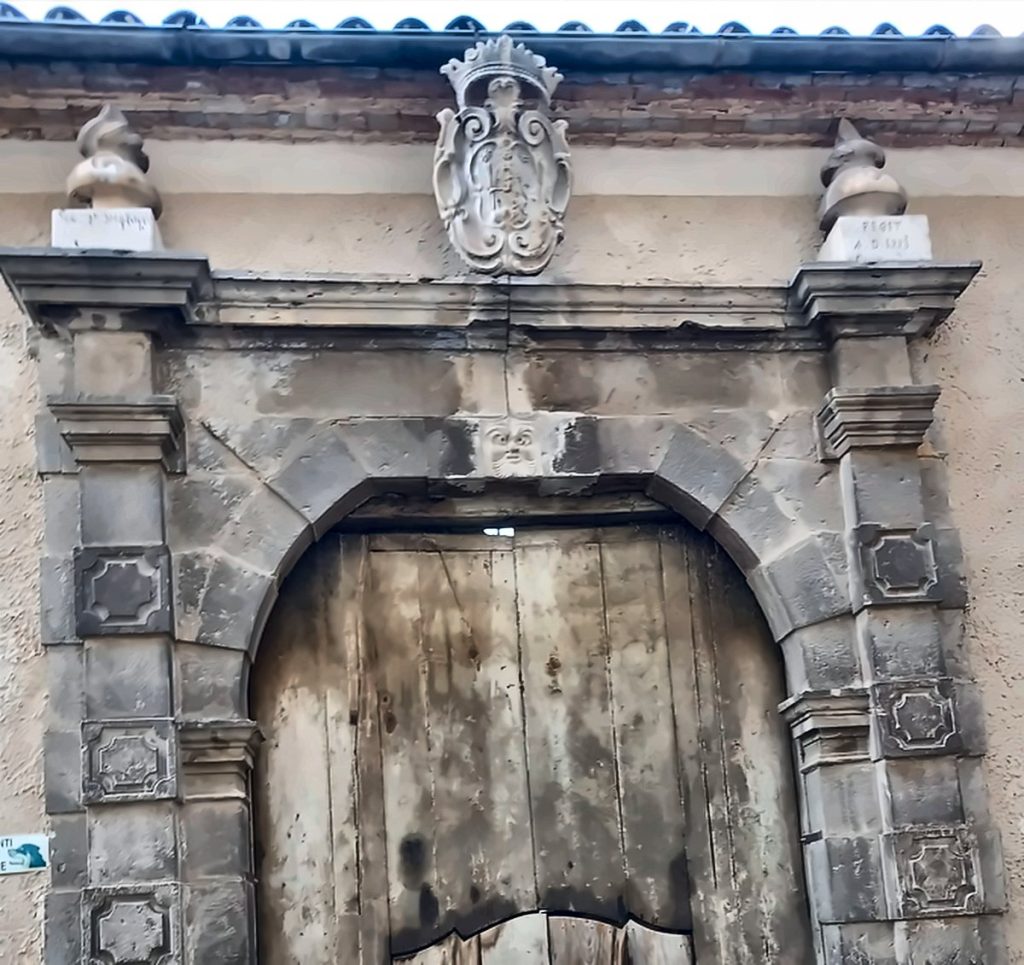 Portale in pietra scolpita, uno dei Portali Parlanti di Calvello
