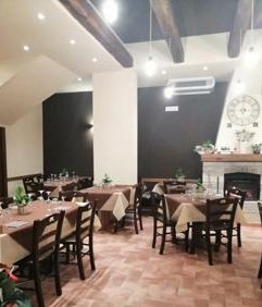 La sala della Trattoria Al Vecchio Mulino con il camino in fondo