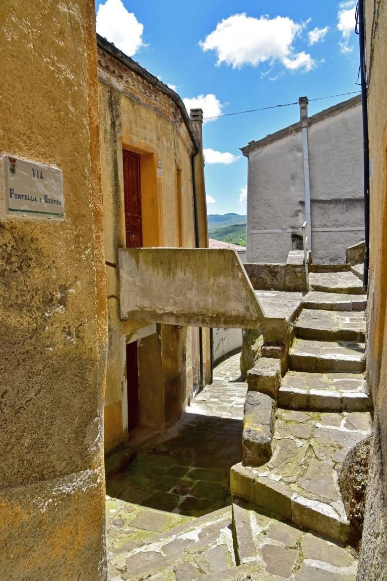 Vicolo con scalinata in pietra in Via Portella a Destra, centro storico di Calvello