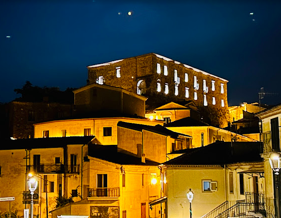 Castello Carafa-Ruffo di Calvello illuminato di notte