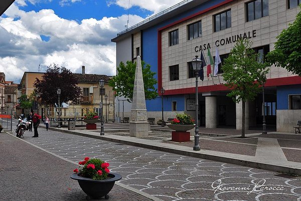 La piazza principale di Calvello con la Casa Comunale