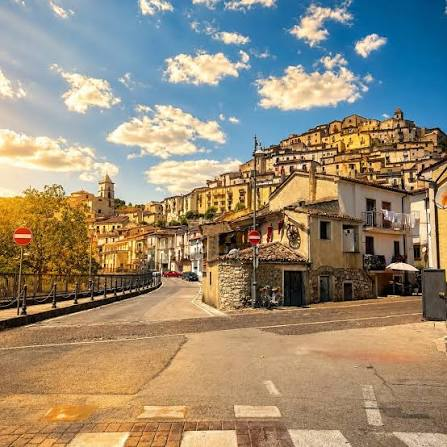 Calvello al tramonto, tra i boschi dell'Appennino Lucano