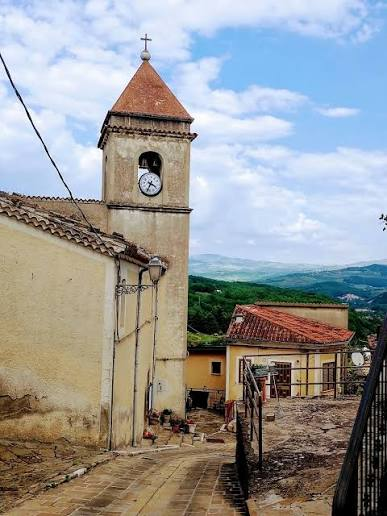 Il campanile della Chiesa Madre di Calvello con la campagna sullo sfondo
