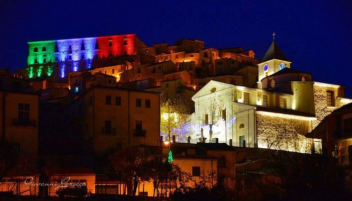 Il Castello di Calvello illuminato di notte con i colori della bandiera italiana