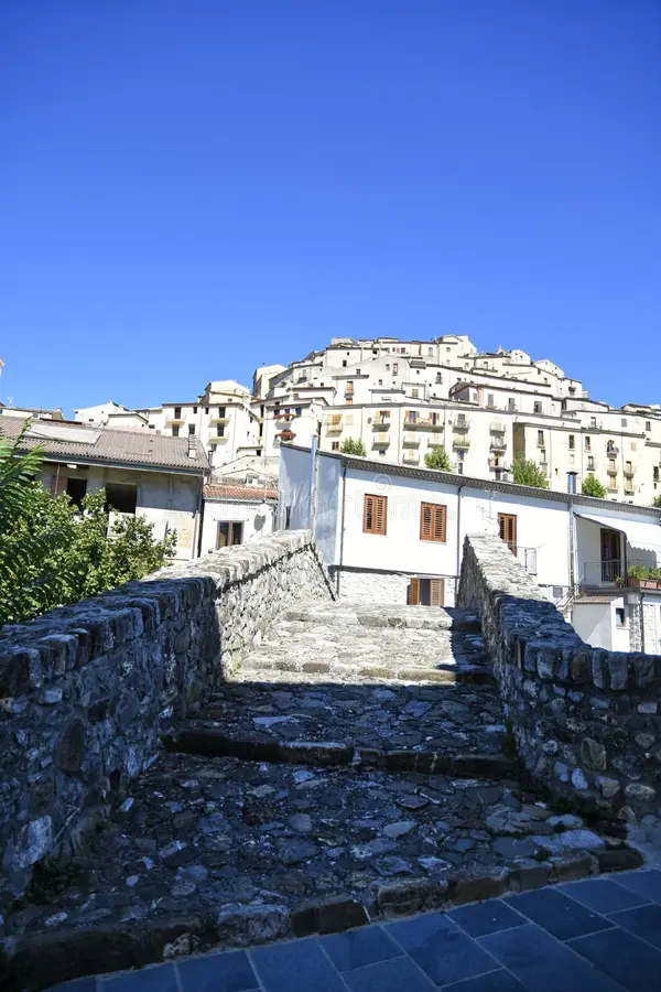 Antica scalinata in pietra nel centro storico di Calvello
