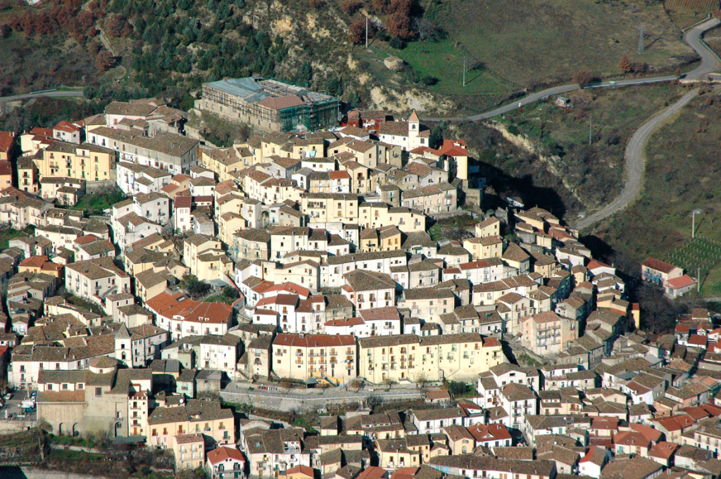 Veduta del borgo di Calvello arroccato sul colle