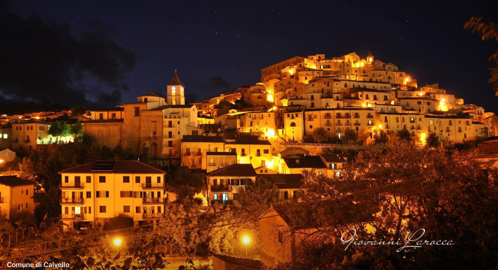 Calvello di notte, il borgo illuminato sul colle