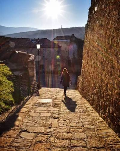 Passeggiata lungo le antiche mura del Castello