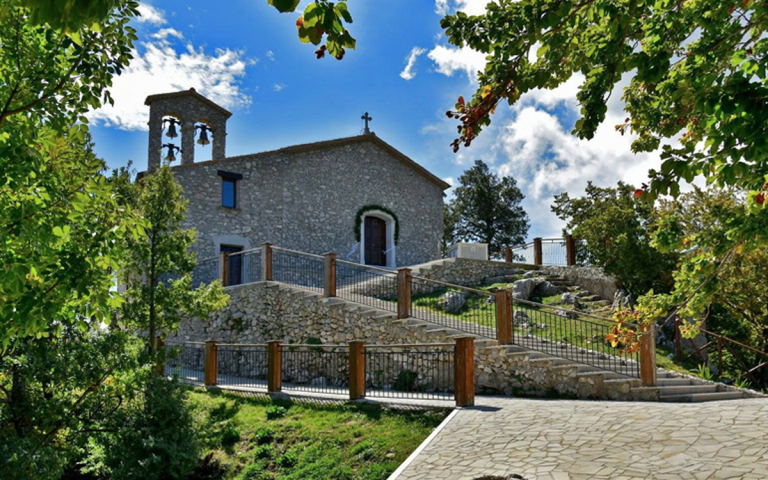 Il Santuario della Madonna del Monte Saraceno tra i boschi