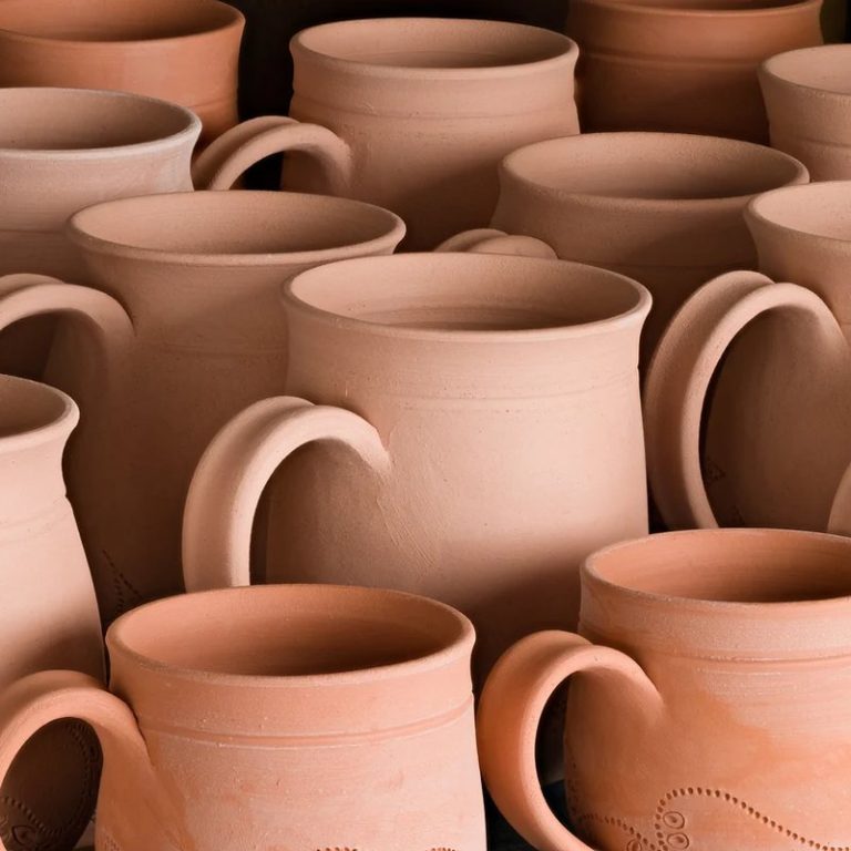 Tazze in terracotta dopo la prima cottura, senza smalto
