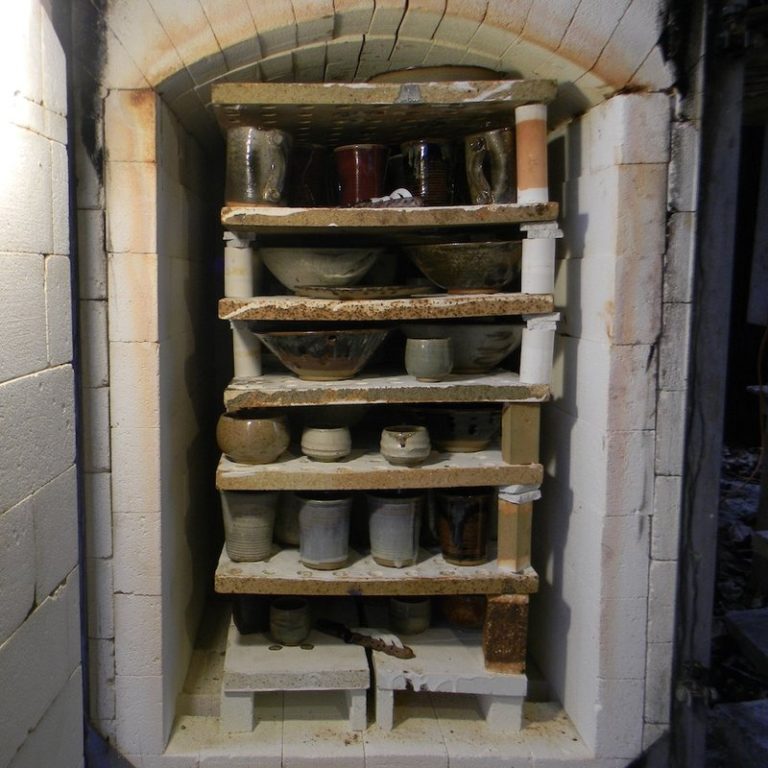 Forno con i pezzi smaltati disposti sui ripiani