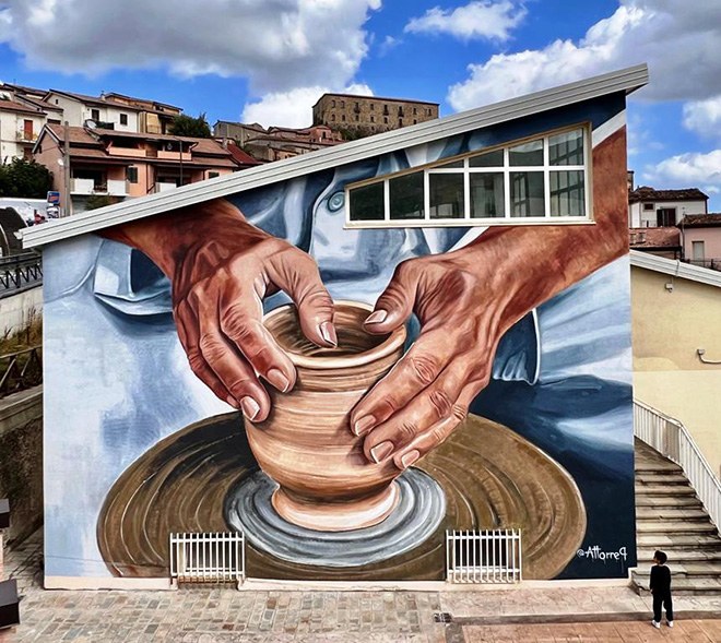 Murale delle mani al tornio nel Rione della Ceramica