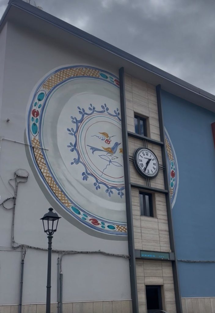 Particolare del grande piatto dipinto con l’uccellino, accanto all’orologio del Municipio