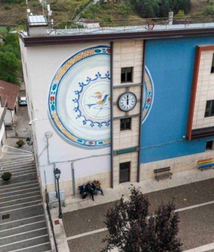 Grande piatto dipinto con l’uccellino sulla facciata del Municipio, visto dall’alto