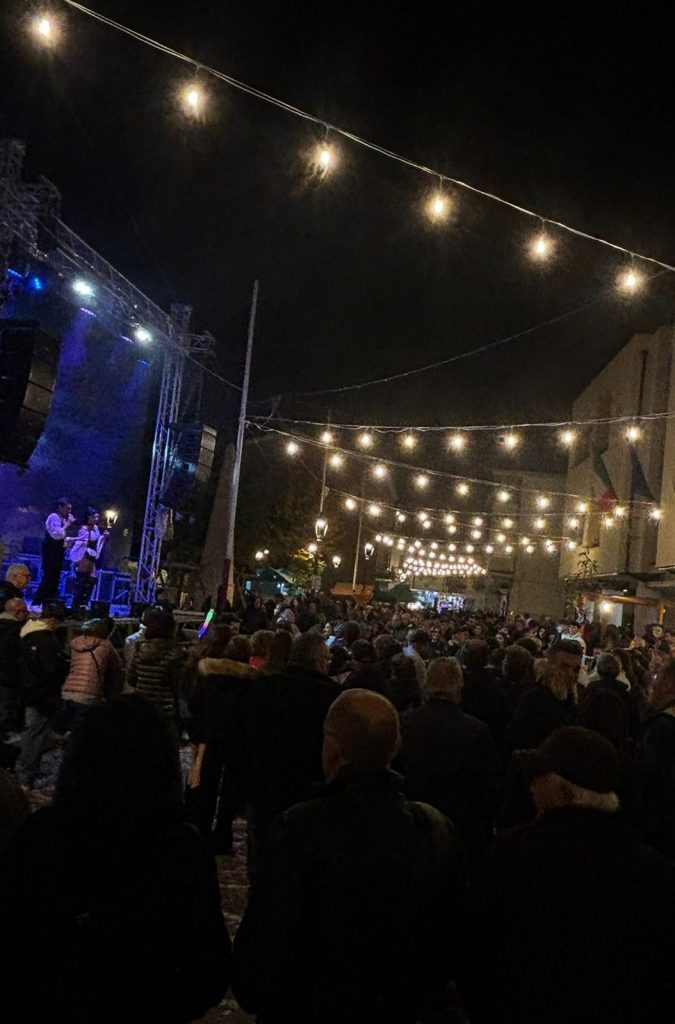 Musica dal vivo in piazza durante la Sagra della Castagna