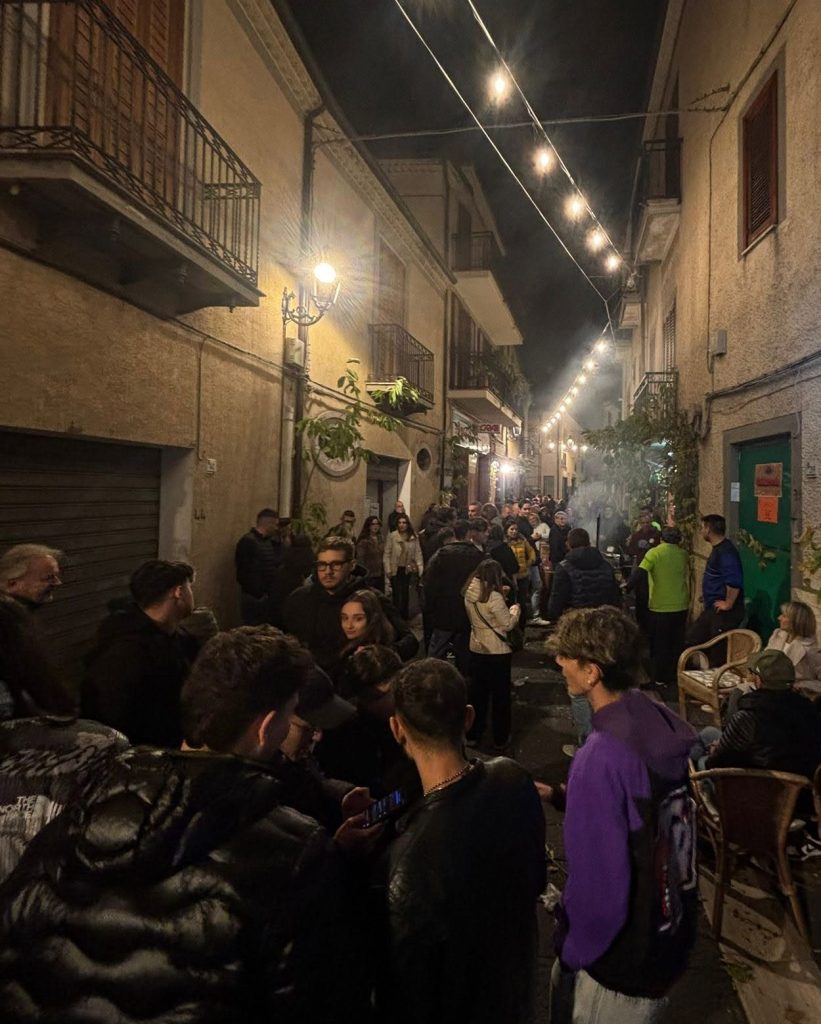 Vicoli del centro storico di Calvello illuminati durante la Sagra