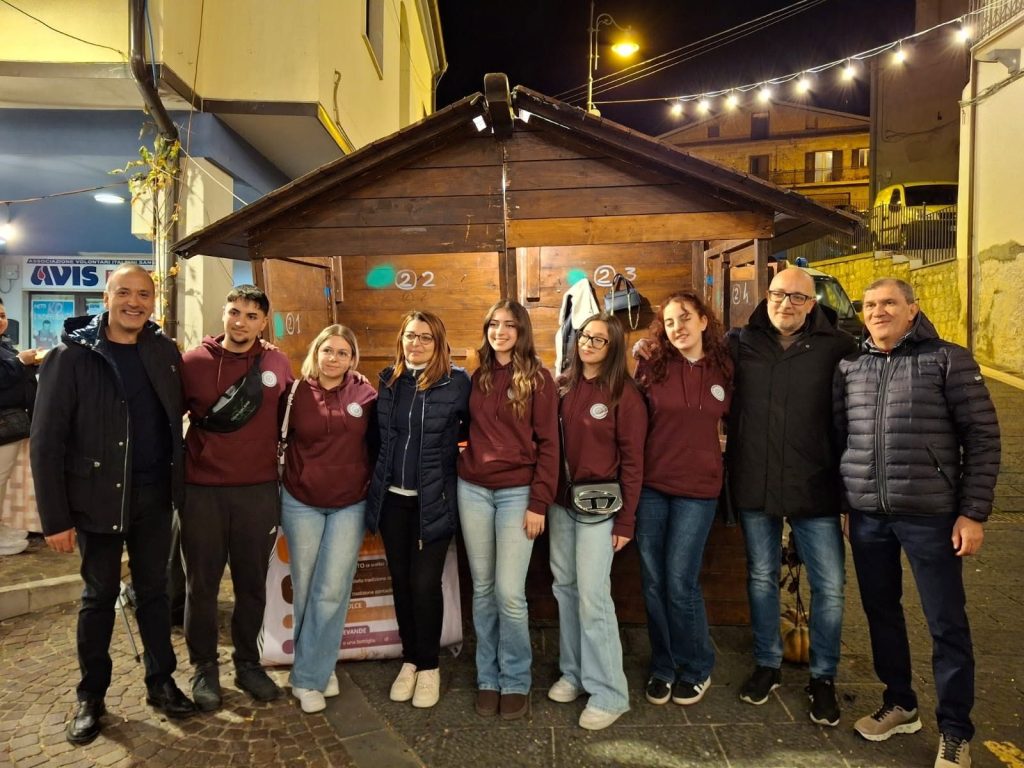 I volontari della Sagra della Castagna di Calvello davanti alle casette in legno