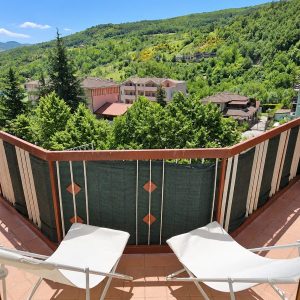 Balcone della casa vacanze con sdraio e vista sulle colline di Calvello