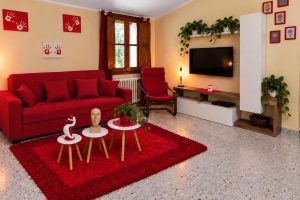 Soggiorno della casa vacanze con divano e angolo TV